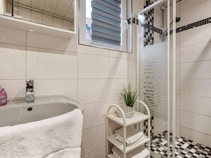 House | Bathroom - Holiday Home in Thuringia With Private Terrace, use of a Garden and Pool (Roemhild)