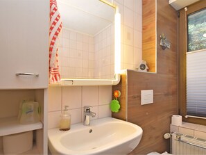 Apartment | Bathroom | Bathtub, hair dryer, towels - Lovely Ground-floor Apartment With Terrace in Jöhstadt, in the Ore Mountains (Joehstadt)