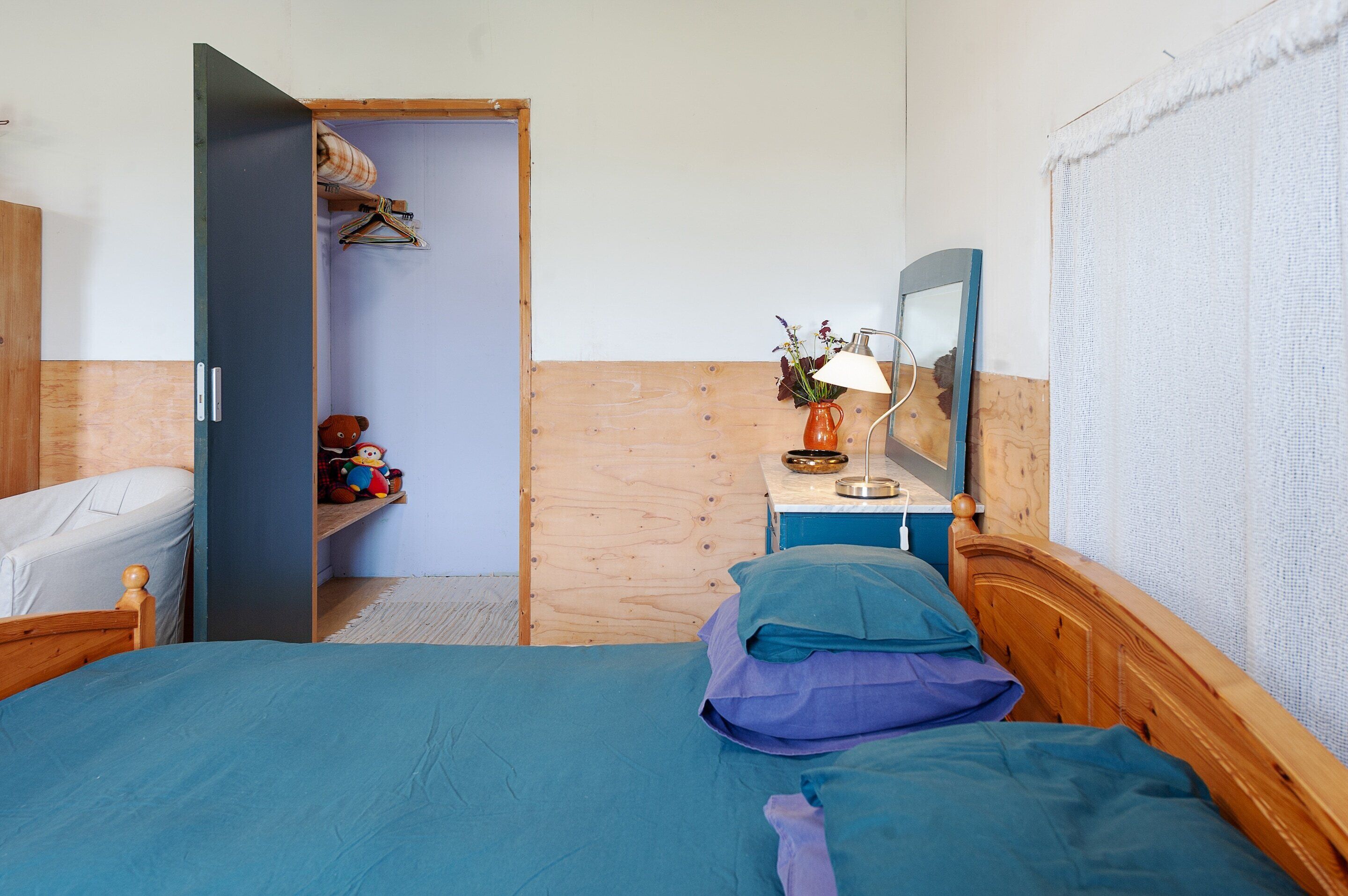 1 habitación, muebles diferentes y ropa de cama 