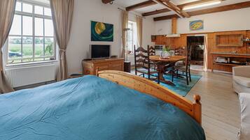 1 habitación, muebles diferentes y ropa de cama