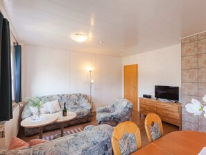 Apartment | Dining - Hillside Cottage Near Winterberg (Hallenberg)