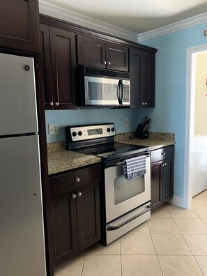 Refrigerador, microondas, horno, placa de cocina