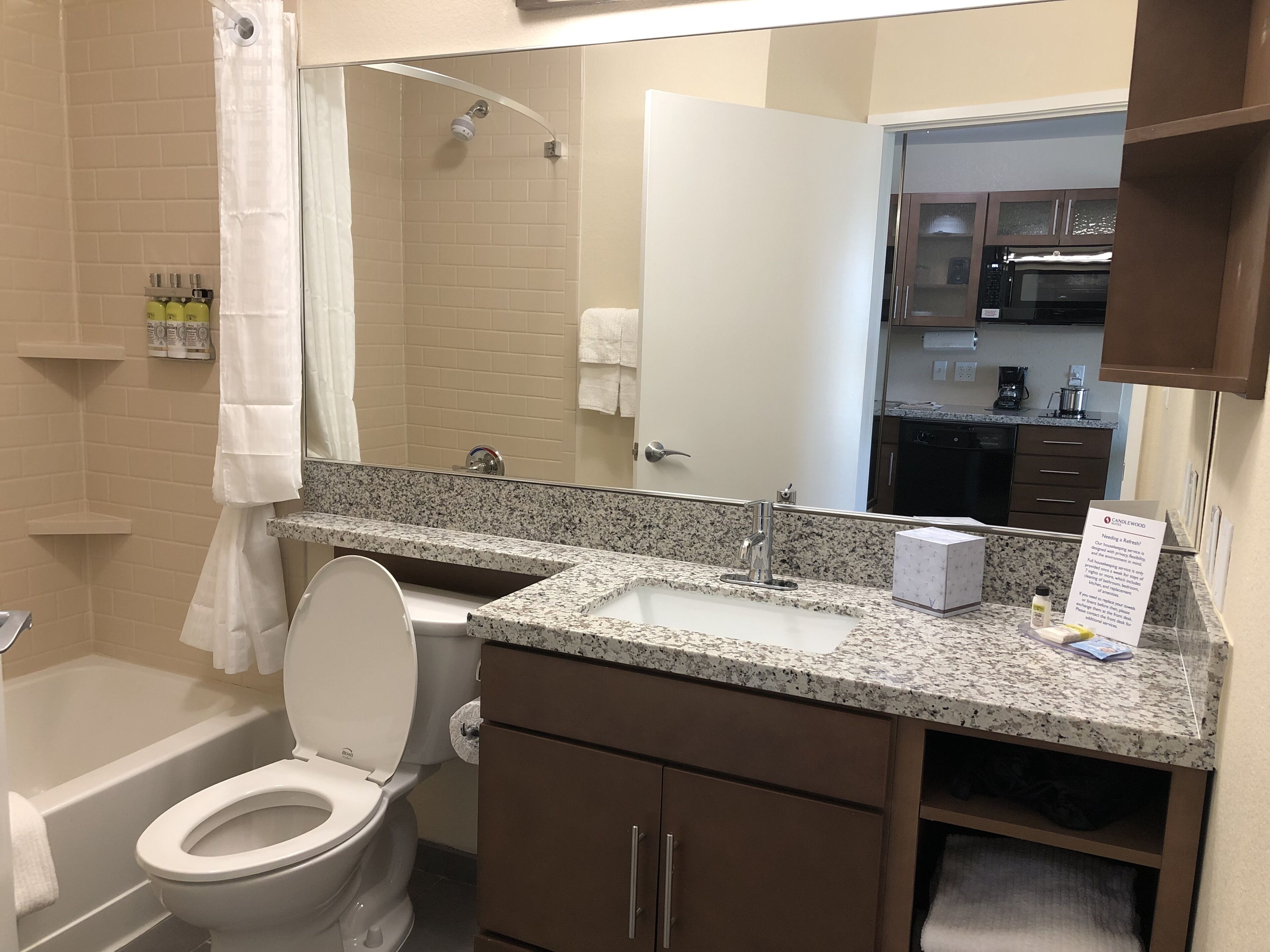 combined shower/bathtub, towels