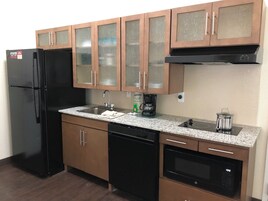 Muebles diferentes, escritorio y espacio para trabajar con laptop 