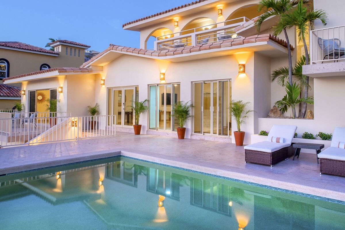 Utomhuspool och uppvärmd pool