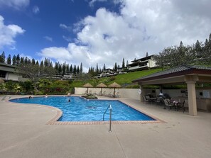 Utendørsbasseng og et oppvarmet basseng