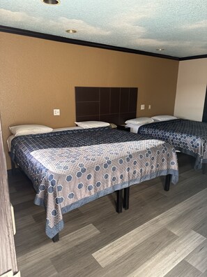 Habitació Comfort, diversos llits | Roba de llit d'alta qualitat, mobiliari individual i escriptori 
