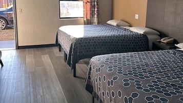 Comfort-Zimmer, Mehrere Betten | Hochwertige Bettwaren, individuell eingerichtet, Schreibtisch