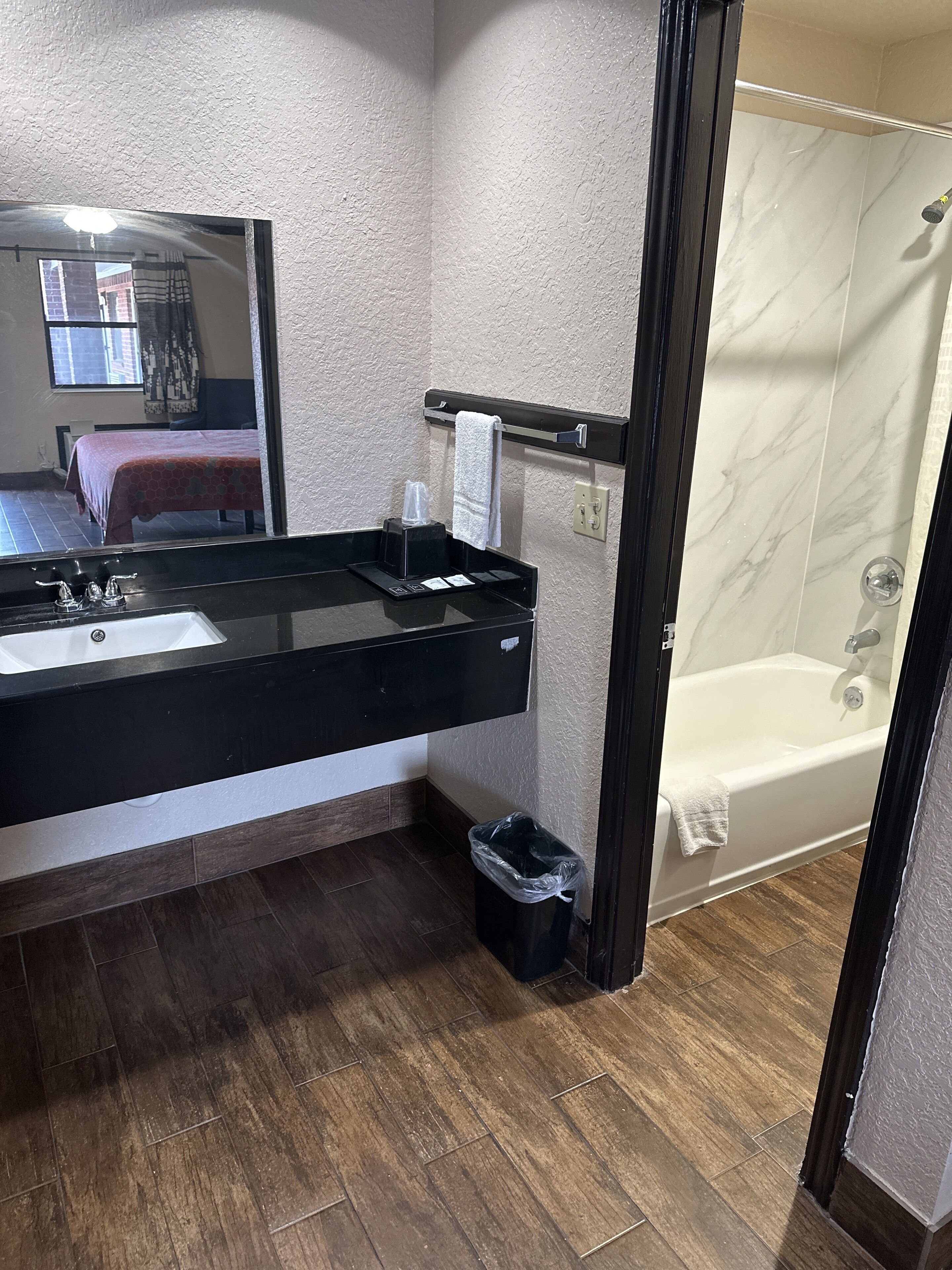 Basic Room, 1 King Bed | Bathroom | Combined shower/bathtub, free toiletries, towels