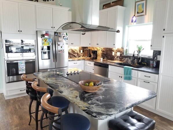 Maison, plusieurs lits, cuisine | Cuisine privée | Réfrigérateur, micro-ondes, plaque de cuisson, cafetière/bouilloire