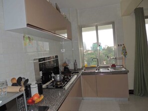 Réfrigérateur, micro-ondes, batterie de cuisine, vaisselle et ustensiles