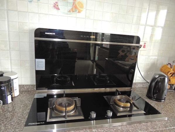 Réfrigérateur, micro-ondes, batterie de cuisine, vaisselle et ustensiles