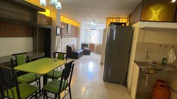 Apartment, 2 Bedrooms | Dapur peribadi | Peti sejuk, ketuhar, dapur, cerek elektrik