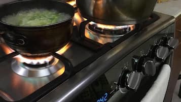 Căn hộ, 2 phòng ngủ | Bếp nhỏ riêng | Tủ lạnh, lò nướng, bếp nấu, ấm điện