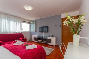 2 室のベッドルーム、セーフティボックス (室内)、アイロン / アイロン台、旅行用ベビーベッド