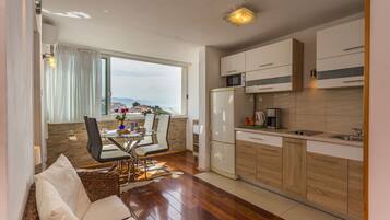 Fridge, microwave, oven, coffee/tea maker