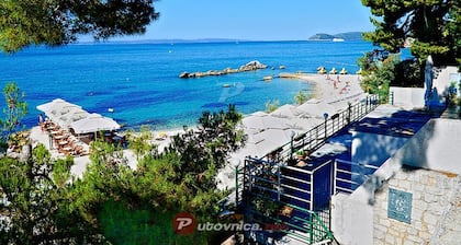 Apartamento cerca de la playa, puerto deportivo, club de tenis y excelentes restaurantes.