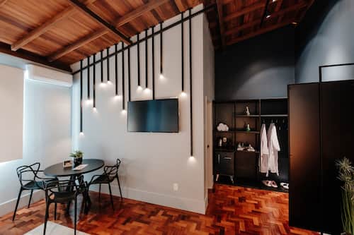 Suite 07 com banheira de hidromassagem | 客房景观