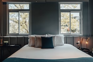 Suite 07 com banheira de hidromassagem | Premium bedding, pillowtop beds, minibar, individually decorated