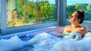 Kahden hengen premium-huone | Ylelliset vuodevaatteet, pillowtop-patjalliset sängyt, minibaari