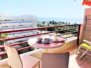 Outdoor dining - Sea breeze in Playa de las Americas (Playa de Las Americas)
