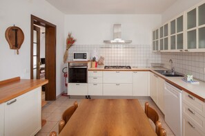 Kühlschrank, Ofen, Geschirrspüler, Wasserkocher mit Kaffee-/Teezubehör