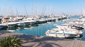 A marina with numerous sailboats docked. - Apartment Capri - PlusHolidays (Calpe)