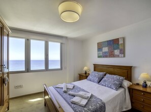4 slaapkamers, een strijkplank/strijkijzer, gratis wifi, beddengoed