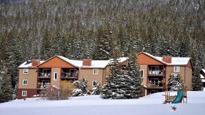 Un immeuble à plusieurs étages doté de balcons et d’une piste de ski.