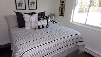3 bedrooms, iron/ironing board, WiFi (free), bed sheets