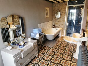 Badewanne, Haartrockner, Handtücher, Seife