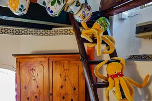 Unclassified image, 4 of 52, button