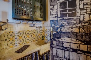 Douche, articles de toilette écologiques, sèche-cheveux, bidet