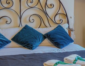 A bed with a metal headboard, two pillows, and a blanket. - Muin a Ventu Historical Tower (Vernazza)