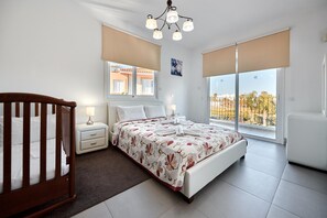 4 bedrooms, iron/ironing board, WiFi