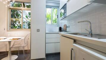 Refrigerador, microondas, cafetera/tetera, tostadora