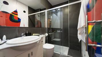 Combined shower/bathtub, hair dryer, towels