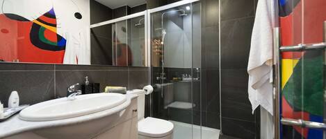 Combined shower/bathtub, hair dryer, towels