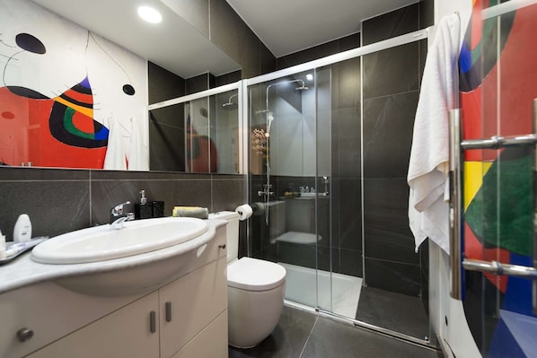 Combined shower/bathtub, hair dryer, towels