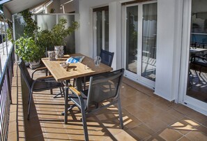 Outdoor dining - Exceptional Penthouse close to Acropolis Museum (Athina)