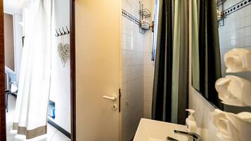 Douche, articles de toilette écologiques, sÚche-cheveux, bidet