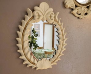 A mirror with a decorative frame reflecting a room with a green tablecloth, chairs, and a plant. - Ventegà Sea View Apartment (Vernazza)