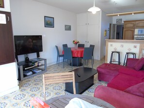 Fernseher, DVD-Player, Stereoanlage