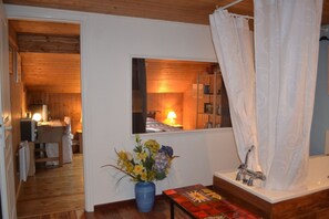 1 habitación, tabla de planchar con plancha, wifi gratis y ropa de cama