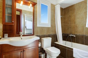 Combined shower/tub, towels