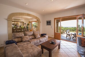 Fernseher, Kamin, DVD-Player, Tischtennisplatte