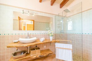 Duschwanne, Haartrockner, Bidet, Handtücher