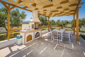 Outdoor dining - Villa Rodi - Four Bedroom Villa, Sleeps 9 (Zakynthos)