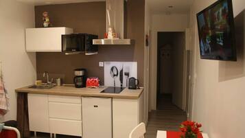 Micro-ondes, cafetiĂšre/bouilloire