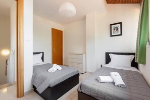 3 habitaciones, tabla de planchar con plancha, cuna de viaje y wifi